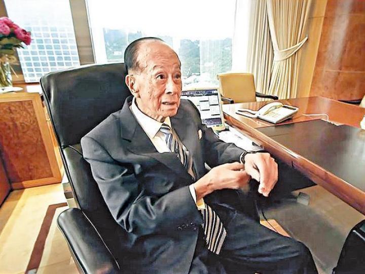 ■李嘉誠雖為全港首富,但只戴價值三千多元的手錶。電視圖片 ■李嘉誠雖為全港首富,但只戴價值三千多元的手錶。電視圖片