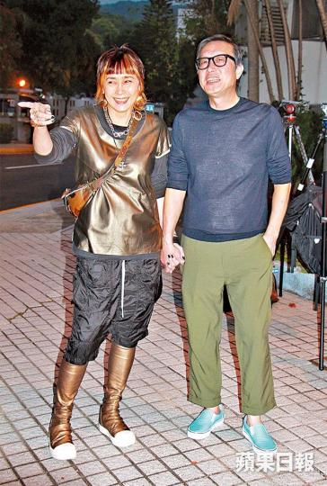 ■劉偉強生日收了不少酒,但老婆表明不想他飲太多。■舒淇昨晚單拖現身,未見老公馮德倫。■文詠珊表示沒有八卦黎明生仔或女。■鄭伊健(左)和劉偉強老友鬼鬼,昨晚當然有現身生日會。■宣萱、方中信等昨晚齊賀劉偉強生日。 ■劉偉強生日收了不少酒,但老婆表明不想他飲太多。■舒淇昨晚單拖現身,未見老公馮德倫。■文詠珊表示沒有八卦黎明生仔或女。■鄭伊健(左)和劉偉強老友鬼鬼,昨晚當然有現身生日會。■宣萱、方中信等昨晚齊賀劉偉強生日。