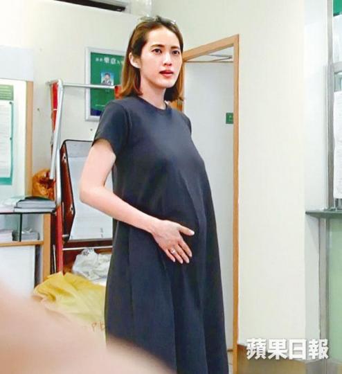 【不時搓肚】■腹大便便的樂嫂前日在郵局時,不時見她用手摸肚。【談笑風生】■樂嫂前日在住處附近的郵局寄信,老公卻沒有陪在身邊。【親民點頭】■樂嫂臨上車前,都不忘向在場記者打招呼。■余文樂與王棠云結婚後,兩人不時會把生活照放上網。互聯網圖片 【不時搓肚】■腹大便便的樂嫂前日在郵局時,不時見她用手摸肚。【談笑風生】■樂嫂前日在住處附近的郵局寄信,老公卻沒有陪在身邊。【親民點頭】■樂嫂臨上車前,都不忘向在場記者打招呼。■余文樂與王棠云結婚後,兩人不時會把生活照放上網。互聯網圖片