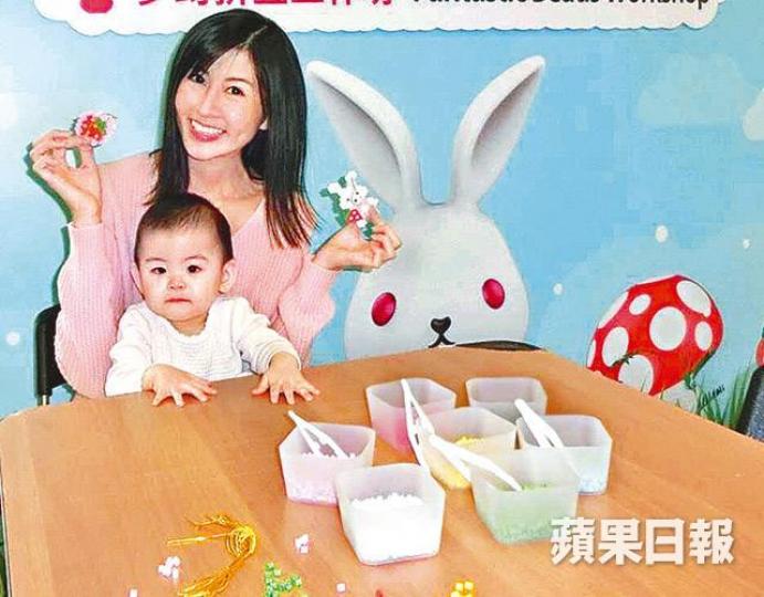 ■趙哲妤做手工,囡囡也很乖的坐在她大髀。 ■趙哲妤做手工,囡囡也很乖的坐在她大髀。