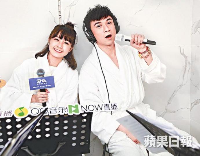 ■古巨基前晚與糖妹着浴袍玩直播。
■古巨基前晚與糖妹着浴袍玩直播。