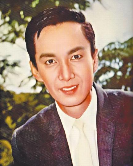【1933-2018】■「憂鬱小生」雷震前日在港病逝,享年84歲。■(左起)張揚、葛蘭及雷震在60年代紅極一時。■(左起)雷震與胞妹樂蒂、妹夫陳厚及二哥合照。■雷震在《花樣年華》中,幾乎所有戲份都與張曼玉同場。劇照■雷震在《古惑仔2之猛龍過江》與邱淑貞、陳豪及陳小春都有對手戲。劇照■雷震第二部電影就是與林黛合演《金蓮花》。劇照■與葛蘭合演的《情深似海》是雷震代表作之一。劇照■雷震與尤敏是螢幕情侶,當年兩人亦曾傳出緋聞。 【1933-2018】■「憂鬱小生」雷震前日在港病逝,享年84歲。■(左起)張揚、葛蘭及雷震在60年代紅極一時。■(左起)雷震與胞妹樂蒂、妹夫陳厚及二哥合照。■雷震在《花樣年華》中,幾乎所有戲份都與張曼玉同場。劇照■雷震在《古惑仔2之猛龍過江》與邱淑貞、陳豪及陳小春都有對手戲。劇照■雷震第二部電影就是與林黛合演《金蓮花》。劇照■與葛蘭合演的《情深似海》是雷震代表作之一。劇照■雷震與尤敏是螢幕情侶,當年兩人亦曾傳出緋聞。