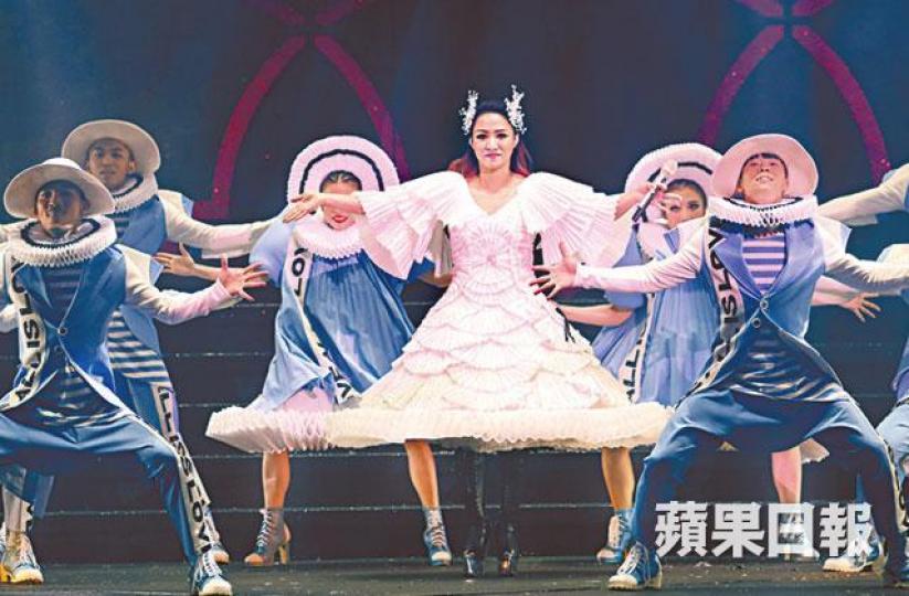 ■黎瑞恩昨晚一口氣唱出《陽光路上》等多首經典歌曲。■黎瑞恩行近台邊與胡楓握手。■蔡一傑和周慧敏結伴睇騷,為好友黎瑞恩打氣。■湯寶如單拖到場。■(左起)李婉華、邵美琪和鄭敬基昔日電視台拍檔喜相逢。■譚耀文和麥潔文都是唱得之人,自然捧靚聲小恩子場。■關秀媚笑容滿面與男伴睇騷。 ■黎瑞恩昨晚一口氣唱出《陽光路上》等多首經典歌曲。■黎瑞恩行近台邊與胡楓握手。■蔡一傑和周慧敏結伴睇騷,為好友黎瑞恩打氣。■湯寶如單拖到場。■(左起)李婉華、邵美琪和鄭敬基昔日電視台拍檔喜相逢。■譚耀文和麥潔文都是唱得之人,自然捧靚聲小恩子場。■關秀媚笑容滿面與男伴睇騷。