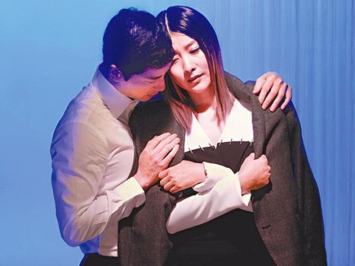 ■人妻陳慧琳拍MV時謹守底線,跟男主角只限貼面抱抱。■陳慧琳指MV的內心戲難度非常高。 ■人妻陳慧琳拍MV時謹守底線,跟男主角只限貼面抱抱。■陳慧琳指MV的內心戲難度非常高。