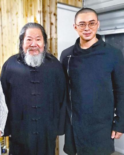 ■樊少皇高興見到父親樊梅生(左)不用再坐輪椅,可以站起來。微博圖片 ■樊少皇高興見到父親樊梅生(左)不用再坐輪椅,可以站起來。微博圖片