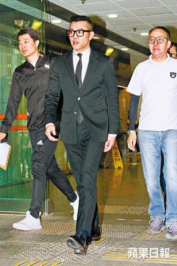 ■梁漢文離開法院時,神情明顯較上庭前輕鬆。■梁漢文昨到東區法院出庭時,心情緊張,現身即被媒體上前包圍影相。■梁漢文離開時雙手合十,未有接受現場傳媒訪問。■梁漢文離開法院後,坐車直接返回中環干德道住所。■梁漢文年初因酒駕自炒,幸好車毀人未傷。資料圖片■梁漢文(中)將繼續與林敏驄(右三)及黃心美(左二)等主持ViuTV節目。資料圖片 ■梁漢文離開法院時,神情明顯較上庭前輕鬆。■梁漢文昨到東區法院出庭時,心情緊張,現身即被媒體上前包圍影相。■梁漢文離開時雙手合十,未有接受現場傳媒訪問。■梁漢文離開法院後,坐車直接返回中環干德道住所。■梁漢文年初因酒駕自炒,幸好車毀人未傷。資料圖片■梁漢文(中)將繼續與林敏驄(右三)及黃心美(左二)等主持ViuTV節目。資料圖片