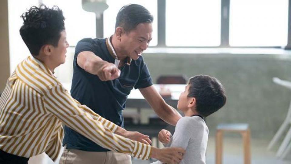 陳國邦、羅敏莊在新劇經歷喪子之痛,演技大爆發。兩大鬼才神棍王貽興、劉翁自編自導自演,與一眾串星用VR超渡亡魂。吳浩康、林耀聲破格演繹同性戀情。戲劇大師詹瑞文延續搞怪作風,於新劇粉墨登場。劇中一眾資深影星夥拍新一代演員重演8、90年代香港電影經典橋段,向港產片致敬。 陳國邦、羅敏莊在新劇經歷喪子之痛,演技大爆發。兩大鬼才神棍王貽興、劉翁自編自導自演,與一眾串星用VR超渡亡魂。吳浩康、林耀聲破格演繹同性戀情。戲劇大師詹瑞文延續搞怪作風,於新劇粉墨登場。劇中一眾資深影星夥拍新一代演員重演8、90年代香港電影經典橋段,向港產片致敬。