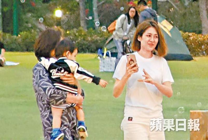 ■陳敏之沿途不停替雷冬至拍照,母愛滿瀉。
■陳敏之沿途不停替雷冬至拍照,母愛滿瀉。