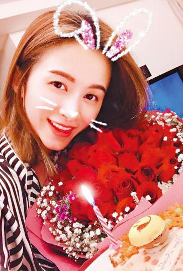 ■沈卓盈生日既收花又有男友的愛心晚餐,難怪她一臉冧樣。互聯網圖片
■沈卓盈生日既收花又有男友的愛心晚餐,難怪她一臉冧樣。互聯網圖片