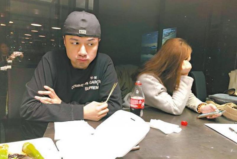 ■古嫂Lorraine婚後仍然不習慣鏡頭。互聯網圖片■基仔開騷前一定要見到Lorraine才安心,慶功宴又豈可少得古嫂。 ■古嫂Lorraine婚後仍然不習慣鏡頭。互聯網圖片■基仔開騷前一定要見到Lorraine才安心,慶功宴又豈可少得古嫂。