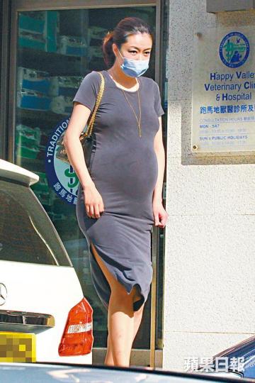 【腹大便便】■下月臨盆的熊黛林肚凸凸,但日前現身跑馬地時仍然行動敏捷。【帶狗求醫】■熊黛林帶愛犬睇獸醫,老公郭可頌陪伴在側。【輪流照顧】■離去時由郭可頌抱愛犬,兩夫婦分擔湊狗工作。■熊黛林早前孖老公拍大肚寫真,紀念懷孕日子。資料圖片【北角】【先買麵包】■郭可頌照顧老婆親力親為,日前特地去北角街市買餸。【街市掃菜】【再攻生果】 【腹大便便】■下月臨盆的熊黛林肚凸凸,但日前現身跑馬地時仍然行動敏捷。【帶狗求醫】■熊黛林帶愛犬睇獸醫,老公郭可頌陪伴在側。【輪流照顧】■離去時由郭可頌抱愛犬,兩夫婦分擔湊狗工作。■熊黛林早前孖老公拍大肚寫真,紀念懷孕日子。資料圖片【北角】【先買麵包】■郭可頌照顧老婆親力親為,日前特地去北角街市買餸。【街市掃菜】【再攻生果】