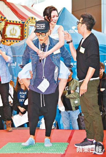 ■馮盈盈胸壓李天翔,可是男方未見享受。
■馮盈盈胸壓李天翔,可是男方未見享受。