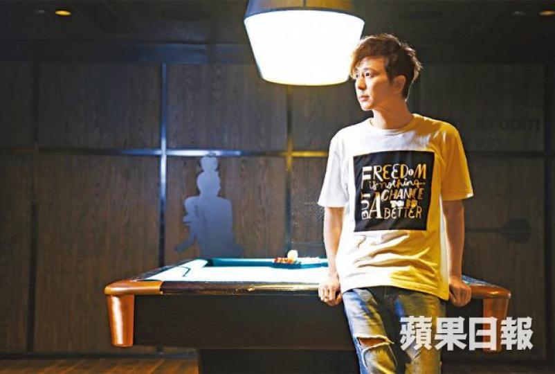 ■鄧健泓自言從沒放棄歌手夢。■曾經一蹶不振的鄧健泓變得成熟世故。■鄧健泓為太太石詠莉監製唱片,從而得到滿足感。資料圖片■鄧健泓為開騷操肌,操得非常辛苦。互聯網圖片 ■鄧健泓自言從沒放棄歌手夢。■曾經一蹶不振的鄧健泓變得成熟世故。■鄧健泓為太太石詠莉監製唱片,從而得到滿足感。資料圖片■鄧健泓為開騷操肌,操得非常辛苦。互聯網圖片