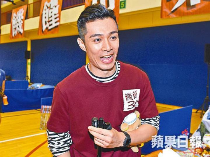 ■周柏豪笑好友陳柏宇是黑馬,結婚不久即造人成功。■關楚耀認為陳柏宇為人樂天,相信會是好爸爸。■坤哥(左)昨日在義賣籌款活動上出賣自己,只收10元求自拍。■坤哥聯同石詠莉等歌手帶同自家物件擺市集籌款。 ■周柏豪笑好友陳柏宇是黑馬,結婚不久即造人成功。■關楚耀認為陳柏宇為人樂天,相信會是好爸爸。■坤哥(左)昨日在義賣籌款活動上出賣自己,只收10元求自拍。■坤哥聯同石詠莉等歌手帶同自家物件擺市集籌款。
