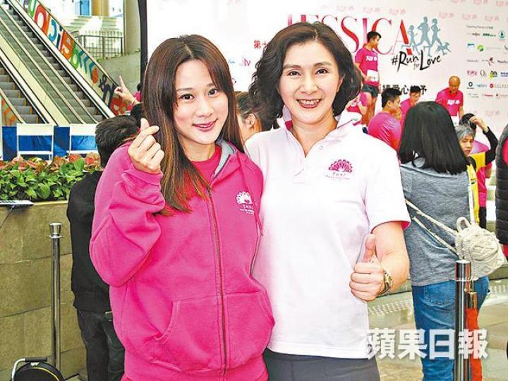 ■張嘉兒昨日和王愛倫(右)出席慈善跑活動。■張嘉兒指囡囡對奶類敏感,所以要餵人奶。微博圖片 ■張嘉兒昨日和王愛倫(右)出席慈善跑活動。■張嘉兒指囡囡對奶類敏感,所以要餵人奶。微博圖片