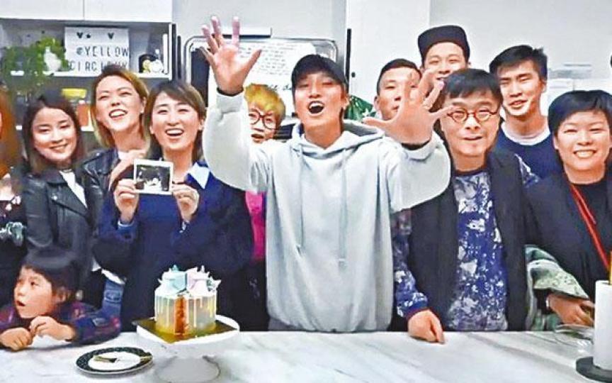 ■陳柏宇昨日在社交網上公佈太太陀女。互聯網圖片■陳柏字昨日到商台受訪時,提起BB即笑不攏嘴。 ■陳柏宇昨日在社交網上公佈太太陀女。互聯網圖片■陳柏字昨日到商台受訪時,提起BB即笑不攏嘴。
