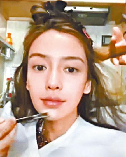 ■Baby化妝前的樣子被指「造假」。互聯網圖片■Baby最後畫上唇彩又被指事前已搽了唇膏。互聯網圖片 ■Baby化妝前的樣子被指「造假」。互聯網圖片■Baby最後畫上唇彩又被指事前已搽了唇膏。互聯網圖片