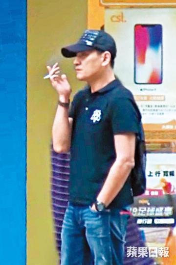 【店外煲煙】■打算約滿後離開無綫的李家聲日前在中環買電話,其間兩度走出店外煲煙。讀者提供圖片■李家聲在《仁心解碼II》捉石天欣上天台強姦,令人心寒。劇照■入行30年,李家聲在電影《屯門色魔》的變態色魔角色深入民心。劇照■李家聲(右二)演活了《封神榜》的雷震子。劇照■51歲的李家聲身形依然很弗,自言心態只有30多歲。微博圖片■李家聲當年讀藝訓班,同學有鄭伊健和吳婉芳等。資料圖片【買完閃人】■買完電話,李家聲和老婆齊齊離開。讀者提供圖片【大發脾氣】■李家聲離開時突然表現忟憎,疑似喝老婆「行呢邊」。讀 【店外煲煙】■打算約滿後離開無綫的李家聲日前在中環買電話,其間兩度走出店外煲煙。讀者提供圖片■李家聲在《仁心解碼II》捉石天欣上天台強姦,令人心寒。劇照■入行30年,李家聲在電影《屯門色魔》的變態色魔角色深入民心。劇照■李家聲(右二)演活了《封神榜》的雷震子。劇照■51歲的李家聲身形依然很弗,自言心態只有30多歲。微博圖片■李家聲當年讀藝訓班,同學有鄭伊健和吳婉芳等。資料圖片【買完閃人】■買完電話,李家聲和老婆齊齊離開。讀者提供圖片【大發脾氣】■李家聲離開時突然表現忟憎,疑似喝老婆「行呢邊」。讀
