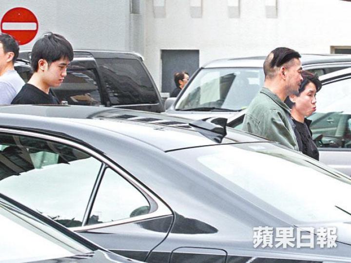 【乖仔殿後】■Jabez殿後不做電燈膽,讓父母行在前面。【黐實媽媽】■阿葛的23歲兒子Jabez生得青靚白淨。【逼坐枱仔】■阿葛一家不介意逼坐門外枱仔,但選擇背着路人食飯。【父子密斟】■鏟青留有R字的阿葛與兒子取車時密斟。【獨自離去】■阿葛叮囑兒子後,就獨自駕駛七人車離去。 【乖仔殿後】■Jabez殿後不做電燈膽,讓父母行在前面。【黐實媽媽】■阿葛的23歲兒子Jabez生得青靚白淨。【逼坐枱仔】■阿葛一家不介意逼坐門外枱仔,但選擇背着路人食飯。【父子密斟】■鏟青留有R字的阿葛與兒子取車時密斟。【獨自離去】■阿葛叮囑兒子後,就獨自駕駛七人車離去。