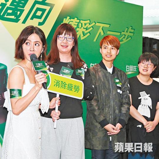 ■Jolin心情甚好與粉絲玩遊戲。■親民的Jolin與粉絲握手,反應好熱烈。 ■Jolin心情甚好與粉絲玩遊戲。■親民的Jolin與粉絲握手,反應好熱烈。