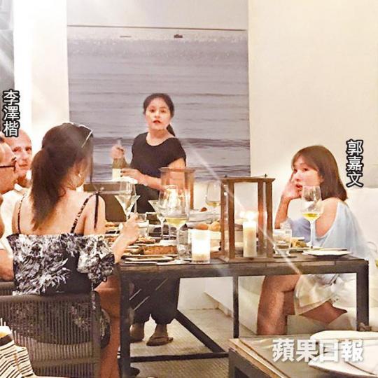 ■李澤楷和郭嘉文於愚人節現身泰國華欣被讀者「爆相爆片」,李澤楷首度承認兩人關係:「We are fine」。讀者提供圖片■李澤楷帶郭嘉文跟友人飯敍,足見這位「楷女郎」已經成功打入男友生活圈。■去年小小超和郭嘉文被影到在香港拖手,戀情升溫。資料圖片■梁洛施攜子返港定居,同是愚人節當晚,兩母子到灣仔食自助餐,同行還有位四眼男。資料圖片 ■李澤楷和郭嘉文於愚人節現身泰國華欣被讀者「爆相爆片」,李澤楷首度承認兩人關係:「We are fine」。讀者提供圖片■李澤楷帶郭嘉文跟友人飯敍,足見這位「楷女郎」已經成功打入男友生活圈。■去年小小超和郭嘉文被影到在香港拖手,戀情升溫。資料圖片■梁洛施攜子返港定居,同是愚人節當晚,兩母子到灣仔食自助餐,同行還有位四眼男。資料圖片