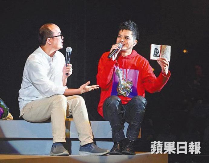 ■黃耀明找藝術家白雙全(左)為音樂會的舞台設計。 ■黃耀明找藝術家白雙全(左)為音樂會的舞台設計。