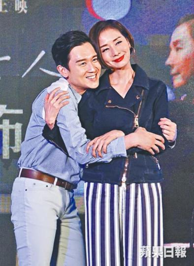 ■毛姐跟凌文龍在北京宣傳時,即場重演母子擁抱溫馨場面。 ■毛姐跟凌文龍在北京宣傳時,即場重演母子擁抱溫馨場面。
