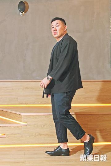 ■杜汶澤沒有後悔演藝事業受佔中拖垮,認為社會撕裂是沒法彌補,他也不會選擇和解。攝影:陳慧安■杜汶澤(中)前年在大馬首次執導《開飯啦!》,並邀得陳茵媺產後復出。劇照■《空手道》是杜汶澤認為值得驕傲的作品,他希望女主角鄧麗欣可封后。劇照■杜汶澤多得背後有太太田蕊妮支持,令他堅持下去。互聯網圖片■杜汶澤演而優則導,加上成長閱歷令他更踏實。 ■杜汶澤沒有後悔演藝事業受佔中拖垮,認為社會撕裂是沒法彌補,他也不會選擇和解。攝影:陳慧安■杜汶澤(中)前年在大馬首次執導《開飯啦!》,並邀得陳茵媺產後復出。劇照■《空手道》是杜汶澤認為值得驕傲的作品,他希望女主角鄧麗欣可封后。劇照■杜汶澤多得背後有太太田蕊妮支持,令他堅持下去。互聯網圖片■杜汶澤演而優則導,加上成長閱歷令他更踏實。
