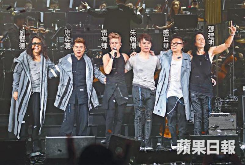 ■太極六子前晚合體在紅館開騷。■Joey(左)開心看着囝囝Justin表演打鼓。 ■太極六子前晚合體在紅館開騷。■Joey(左)開心看着囝囝Justin表演打鼓。