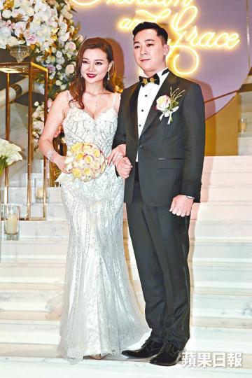 ■性感張珮汶昨日跟Adrian舉行婚禮,幸福滿瀉。■張珮汶雖然否認有喜,但見她腹部微隆。■一對新人甜蜜切蛋糕。■擔任伴娘的顏子菲表示不清楚張珮汶是否有BB。■任達華也有前來飲喜酒,估計跟曾志偉一樣跟新郎父親相熟。 ■性感張珮汶昨日跟Adrian舉行婚禮,幸福滿瀉。■張珮汶雖然否認有喜,但見她腹部微隆。■一對新人甜蜜切蛋糕。■擔任伴娘的顏子菲表示不清楚張珮汶是否有BB。■任達華也有前來飲喜酒,估計跟曾志偉一樣跟新郎父親相熟。