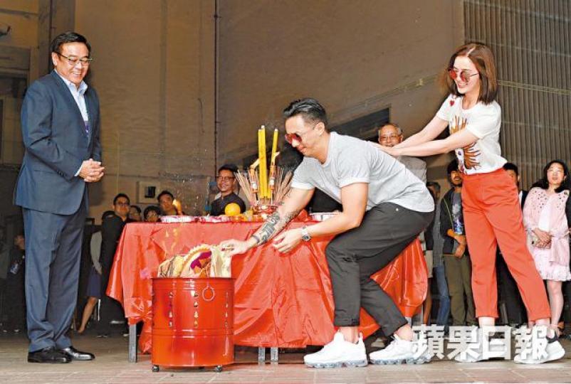 ■(右起)阿Sa、張繼聰及爾冬陞昨參與拜神儀式。 ■(右起)阿Sa、張繼聰及爾冬陞昨參與拜神儀式。