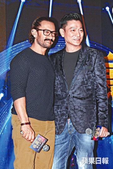 ■「印度劉華」Aamir(左)表示有興趣跟華仔合作拍電影。■正版劉德華跟Aamir惺惺相惜,見面相擁問好。■大會昨日安排小朋友扮成劉德華和Aamir過往的電影角色合照。■劉德華和「印度劉華」Aamir同場,吸引近千粉絲追星。 ■「印度劉華」Aamir(左)表示有興趣跟華仔合作拍電影。■正版劉德華跟Aamir惺惺相惜,見面相擁問好。■大會昨日安排小朋友扮成劉德華和Aamir過往的電影角色合照。■劉德華和「印度劉華」Aamir同場,吸引近千粉絲追星。