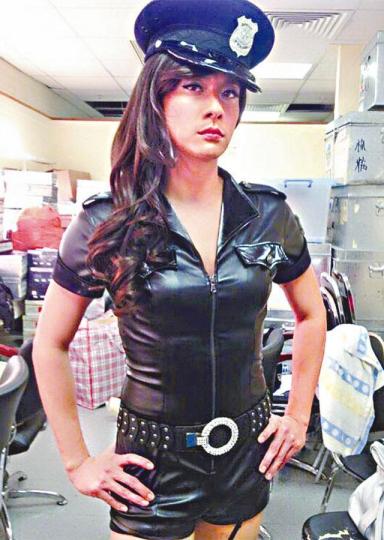 ■黃宗澤扮女人但鬚根未清,被笑似足人妖打排球。互聯網圖片 ■黃宗澤扮女人但鬚根未清,被笑似足人妖打排球。互聯網圖片