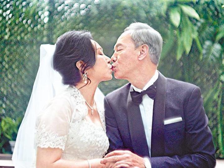 ■62歲「綠葉王」陳榮峻和58歲「綠葉后」吳香倫黃昏戀修成正果,兩人將於7月10日舉行婚禮,準新郎笑言會買張新床單。■陳榮峻以真名陳榮基在擬結婚通知書上簽名,正式迎娶吳香倫。■陳榮峻在無綫盆菜宴上,向拍拖3年的吳香倫跪地求婚成功。資料圖片■陳榮峻獲黃翠如支持和見證下,鼓起勇氣向女友求婚。資料圖片■陳榮峻與吳香倫的婚姻得到子女支持,更曾一家人去旅行。互聯網圖片■陳榮峻與吳香倫日前試裙褂被讀者「爆相爆片」,看笑容都知他們從心裏笑出來。資料圖片■陳榮峻與吳香倫在11年的劇集《怒火街頭》中首次合作。電視 ■62歲「綠葉王」陳榮峻和58歲「綠葉后」吳香倫黃昏戀修成正果,兩人將於7月10日舉行婚禮,準新郎笑言會買張新床單。■陳榮峻以真名陳榮基在擬結婚通知書上簽名,正式迎娶吳香倫。■陳榮峻在無綫盆菜宴上,向拍拖3年的吳香倫跪地求婚成功。資料圖片■陳榮峻獲黃翠如支持和見證下,鼓起勇氣向女友求婚。資料圖片■陳榮峻與吳香倫的婚姻得到子女支持,更曾一家人去旅行。互聯網圖片■陳榮峻與吳香倫日前試裙褂被讀者「爆相爆片」,看笑容都知他們從心裏笑出來。資料圖片■陳榮峻與吳香倫在11年的劇集《怒火街頭》中首次合作。電視