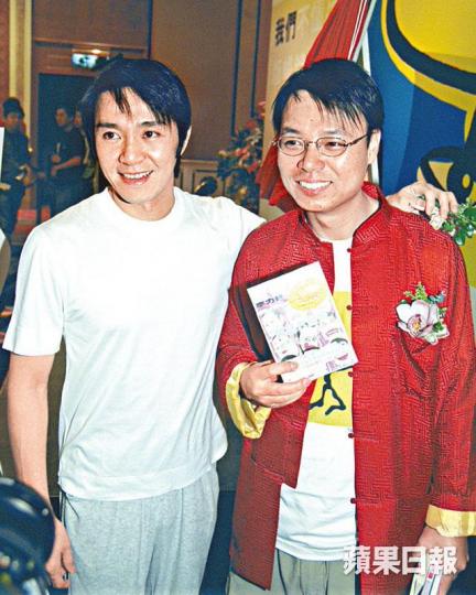 ■周星馳(左)和導演李力持昔日老友鬼鬼,但現因李力持開拍劇集而收對方律師信。資料圖片■李力持在微博撰千字文強調新劇沒有抄襲《喜劇之王》。互聯網圖片■張栢芝當年因《喜劇之王》而一片成名。劇照 ■周星馳(左)和導演李力持昔日老友鬼鬼,但現因李力持開拍劇集而收對方律師信。資料圖片■李力持在微博撰千字文強調新劇沒有抄襲《喜劇之王》。互聯網圖片■張栢芝當年因《喜劇之王》而一片成名。劇照