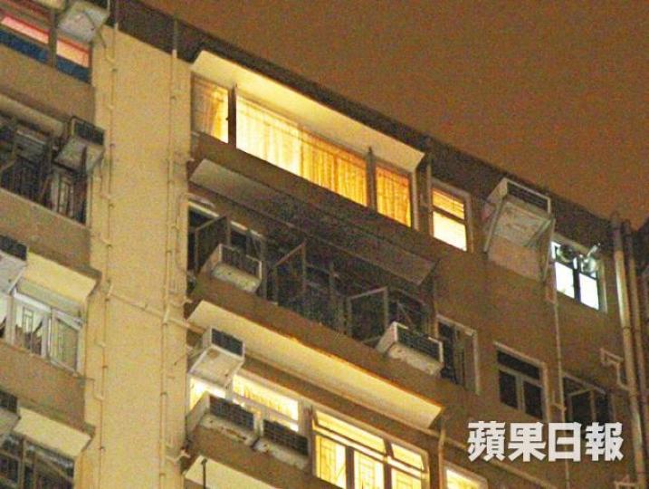 ■起火單位外牆熏黑。
