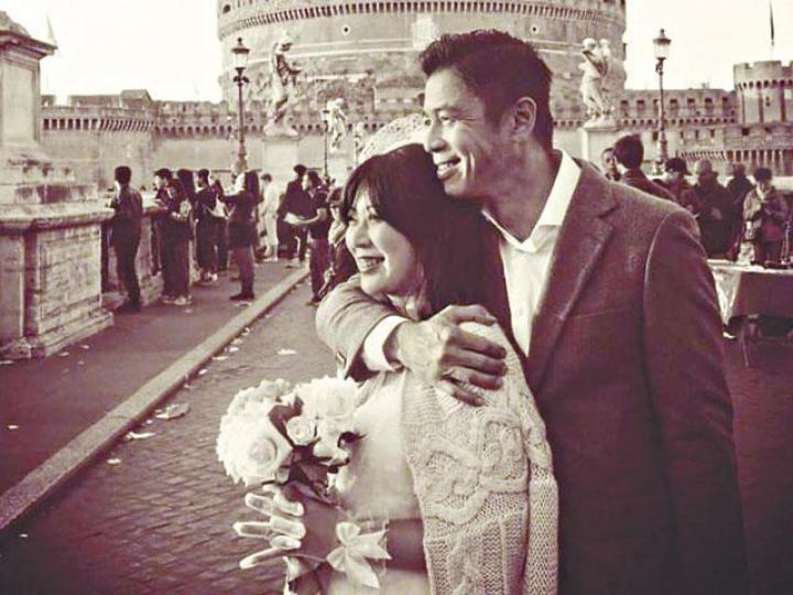 ■何啟南在網上晒婚照冧老婆。互聯網圖片
■何啟南在網上晒婚照冧老婆。互聯網圖片