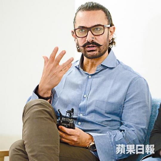 ■被譽為「印度良心」的阿米爾汗,一直在他的電影、節目反映印度社會問題。攝影:陳俊強■阿米爾汗與薩伊拉華森再度合作《打死不離歌星夢》,口碑與票房都相當不俗。劇照■阿米爾汗與太太Kiran Rao(左)都教導子女要男女平等,要有愛心。互聯網圖片■阿米爾汗與薩伊拉華森都希望男女平等,不止是印度,而是全世界。■阿米爾汗曾入選《時代》「全球百大影響力人物」。資料圖片 ■被譽為「印度良心」的阿米爾汗,一直在他的電影、節目反映印度社會問題。攝影:陳俊強■阿米爾汗與薩伊拉華森再度合作《打死不離歌星夢》,口碑與票房都相當不俗。劇照■阿米爾汗與太太Kiran Rao(左)都教導子女要男女平等,要有愛心。互聯網圖片■阿米爾汗與薩伊拉華森都希望男女平等,不止是印度,而是全世界。■阿米爾汗曾入選《時代》「全球百大影響力人物」。資料圖片