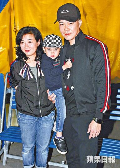 ■謝天華一家三口齊齊睇馬戲表演。 ■謝天華一家三口齊齊睇馬戲表演。