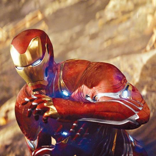 鐵甲奇俠■Hulkbuster霸氣出場,令粉絲大感興奮。■鐵甲奇俠可將腳底結合成為推進器。 鐵甲奇俠■Hulkbuster霸氣出場,令粉絲大感興奮。■鐵甲奇俠可將腳底結合成為推進器。