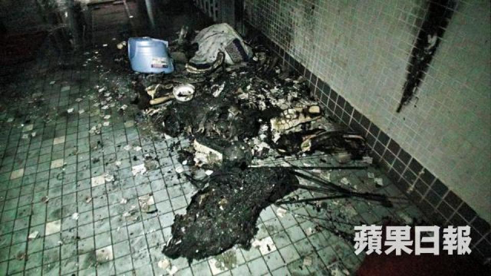 ■寶智樓10樓涉事單位門外鞋架連雜物起火，事後走廊熏黑一片。簡明恩攝