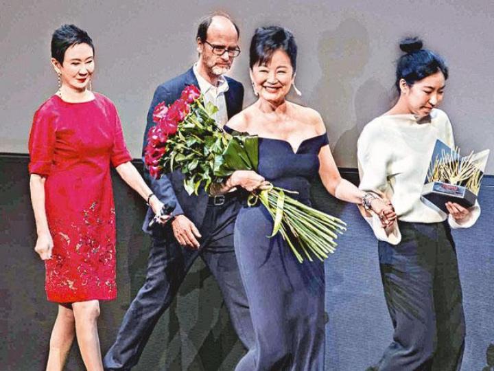 ■林青霞(右二)到意大利領終身成就獎,獲女兒(右一)秘赴當地送驚喜。 ■林青霞(右二)到意大利領終身成就獎,獲女兒(右一)秘赴當地送驚喜。