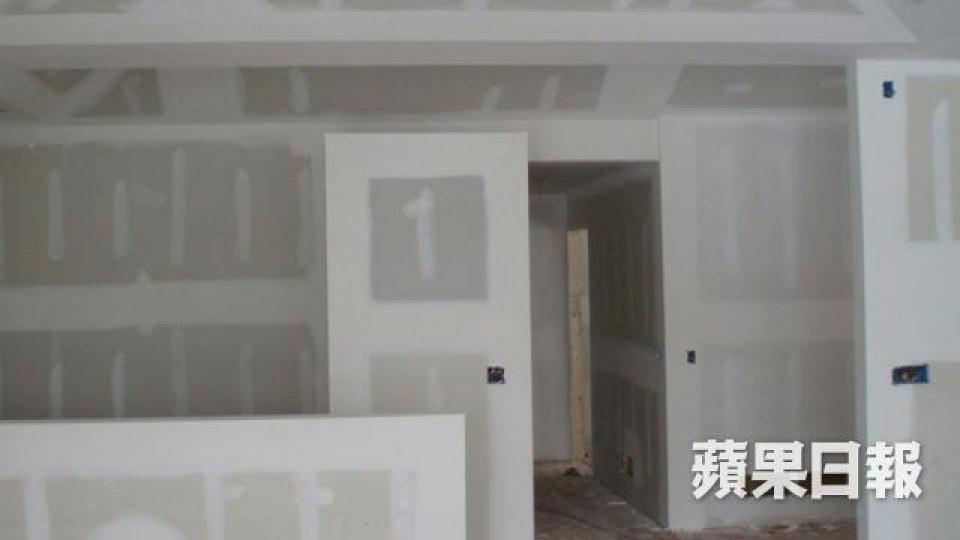 石膏板間牆優點：施工簡單、成本最低；缺點：較易損毀木板間牆優點：施工簡單、較能承重；缺點：較易生蟲發霉、含甲醛磚牆（又分輕磚、沙磚和紅磚）優點：耐用承重、防霉防火、隔音；缺點：成本高裝修妹：Pizza姐姐，90後，屋企從事裝修生意，加入裝修佬平台3年，主要負責繪畫平面圖及協助供應商處理一般客戶建材問題。