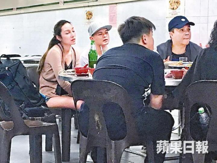 ■日前側田(左二)孖熱褲女友現身吉隆坡,被讀者透過「爆相爆片」分享。讀者提供圖片■日前側田到馬來西亞與歌迷來個近距離接觸。互聯網圖片■側田和長腿女友拍拖3年,感情穩定。資料圖片 ■日前側田(左二)孖熱褲女友現身吉隆坡,被讀者透過「爆相爆片」分享。讀者提供圖片■日前側田到馬來西亞與歌迷來個近距離接觸。互聯網圖片■側田和長腿女友拍拖3年,感情穩定。資料圖片