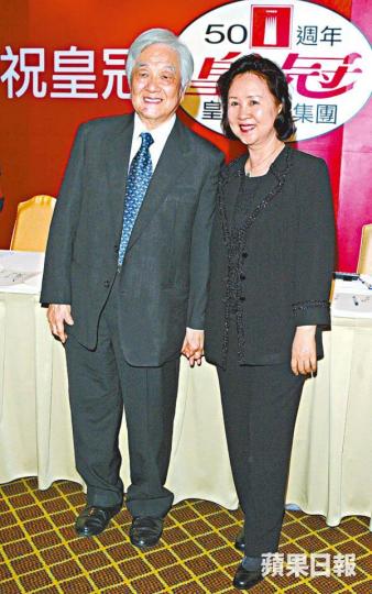 ■瓊瑤同平鑫濤結婚多年,未有就林婉珍出書回應。資料圖片■林婉珍(左二)喺書度提到原以為日子會幸福過,直到「那個人」出現。 ■瓊瑤同平鑫濤結婚多年,未有就林婉珍出書回應。資料圖片■林婉珍(左二)喺書度提到原以為日子會幸福過,直到「那個人」出現。