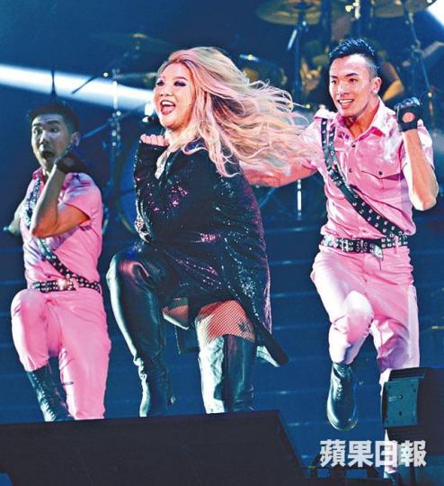 ■欣宜前晚落力獻唱,忘我演出。 ■欣宜前晚落力獻唱,忘我演出。