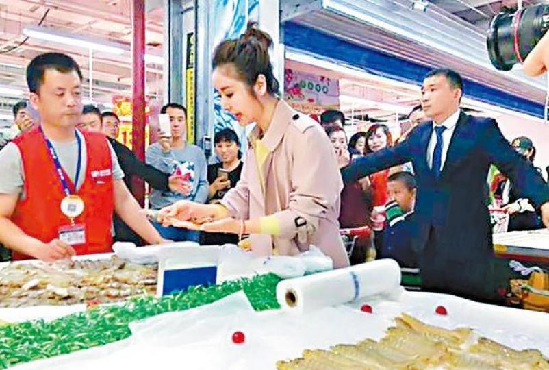 ■潮媽心如為遊戲節目逛超市,卻洩漏她貧乏的烹調常識。微博圖片 ■潮媽心如為遊戲節目逛超市,卻洩漏她貧乏的烹調常識。微博圖片