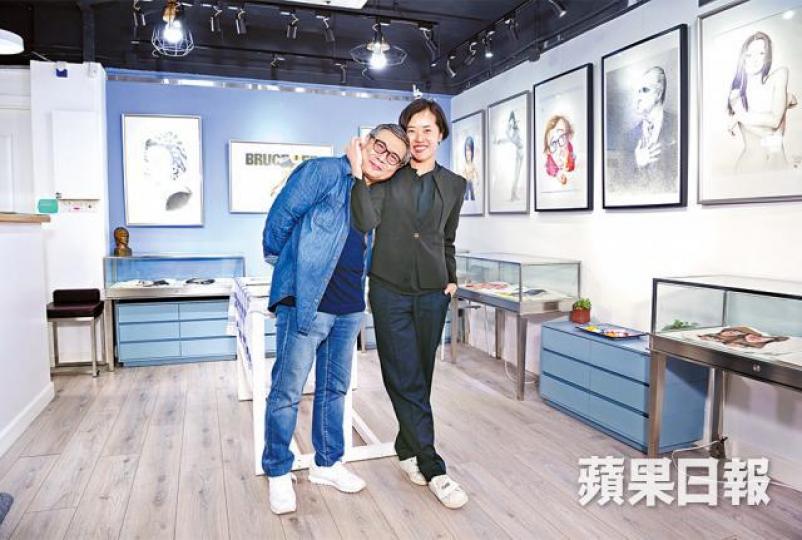 ■阮大勇挨在比他年輕31年的未婚妻Virginia的肩膊,盡顯溫馨。攝影:陳俊強■Virginia提到相戀的壓力即痛哭,阮大勇安慰對方。■阮大勇即席為未婚妻Virginia作畫,她對畫作愛不釋手。■阮大勇已經與Virginia訂婚,但決定不擺酒。■阮大勇去年在拍檔許冠文(左)手中接過金像獎的專業精神獎。資料圖片■阮大勇的生平事迹被拍成紀錄片《海報師》。資料圖片 ■阮大勇挨在比他年輕31年的未婚妻Virginia的肩膊,盡顯溫馨。攝影:陳俊強■Virginia提到相戀的壓力即痛哭,阮大勇安慰對方。■阮大勇即席為未婚妻Virginia作畫,她對畫作愛不釋手。■阮大勇已經與Virginia訂婚,但決定不擺酒。■阮大勇去年在拍檔許冠文(左)手中接過金像獎的專業精神獎。資料圖片■阮大勇的生平事迹被拍成紀錄片《海報師》。資料圖片