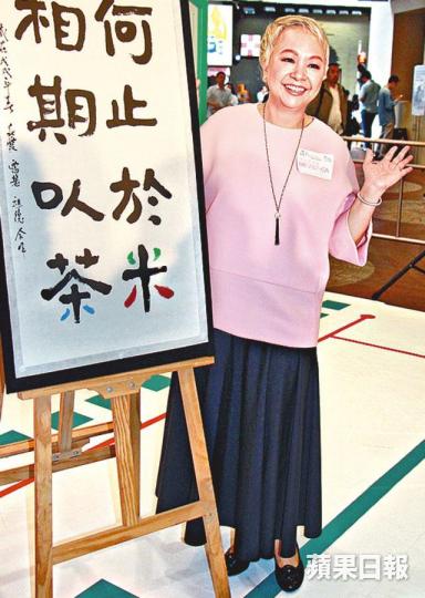 ■陳秋霞昨日出席關注乳癌活動時,以過來人身份分享抗癌經歷。 ■陳秋霞昨日出席關注乳癌活動時,以過來人身份分享抗癌經歷。