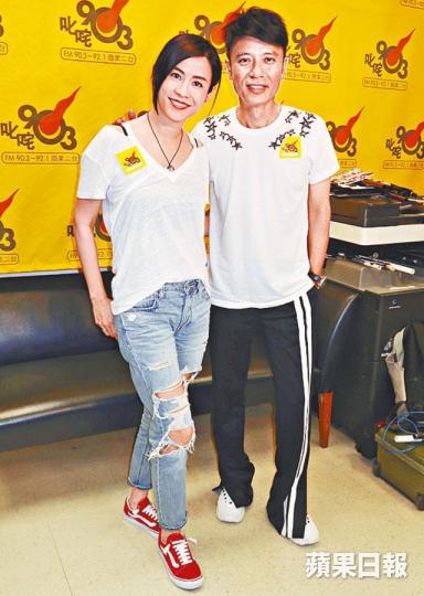 ■李克勤昨日擔任商台節目嘉賓主持,訪問老友宣萱。 ■李克勤昨日擔任商台節目嘉賓主持,訪問老友宣萱。
